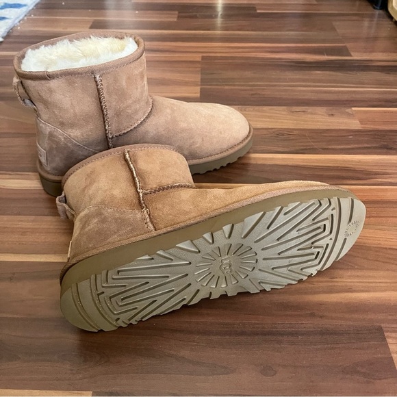 NWOT UGG Classic Mini II (size 8) - Picture 5 of 7